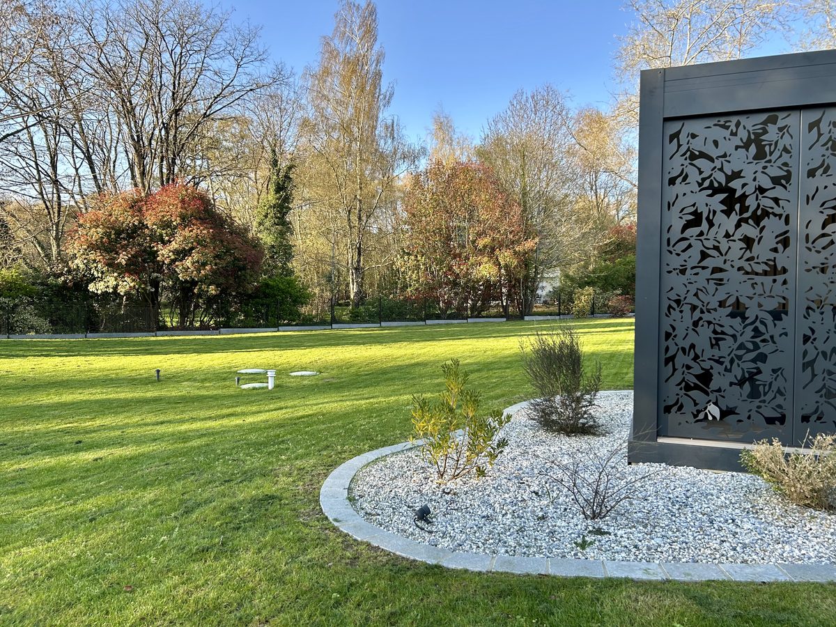 Claustra décoratif et massif minéral sur pelouse