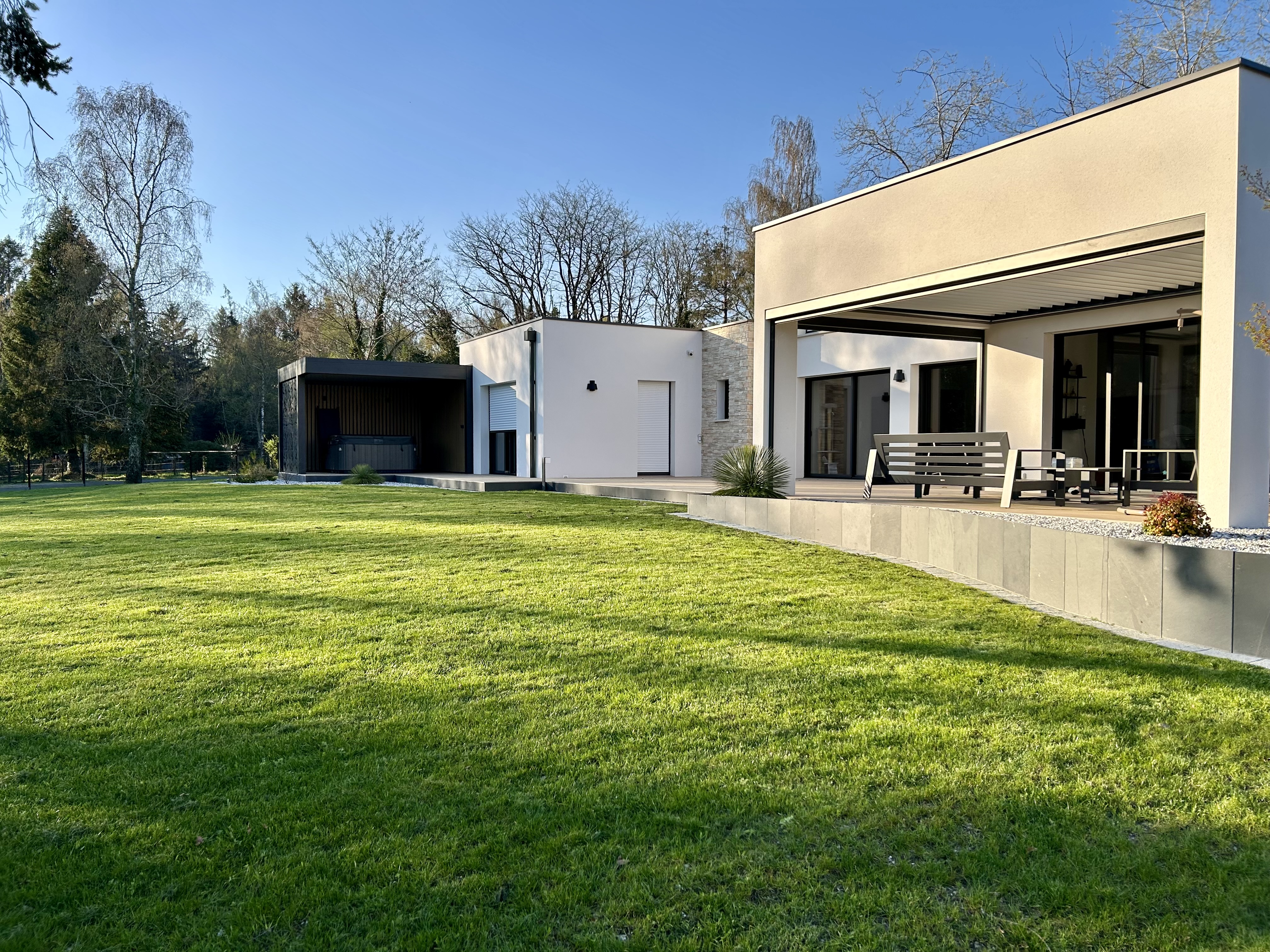 Pelouse tondue rayures devant maison contemporaine