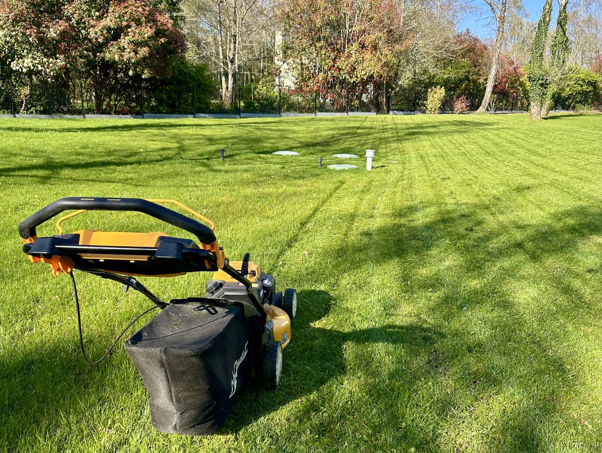 Tondeuse professionnelle sur pelouse fraîchement tondue